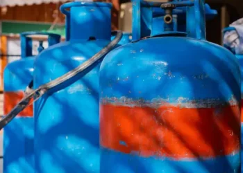 blue-gas-cylinders-with-propanebutane-cafes-restaurants-selective-focus-details-narrow-streets-old-city-aegean-sea-travel_166373-3557